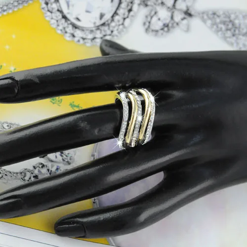 Волнистое кольцо обручальное для женщин полированное Золотое Полосатое