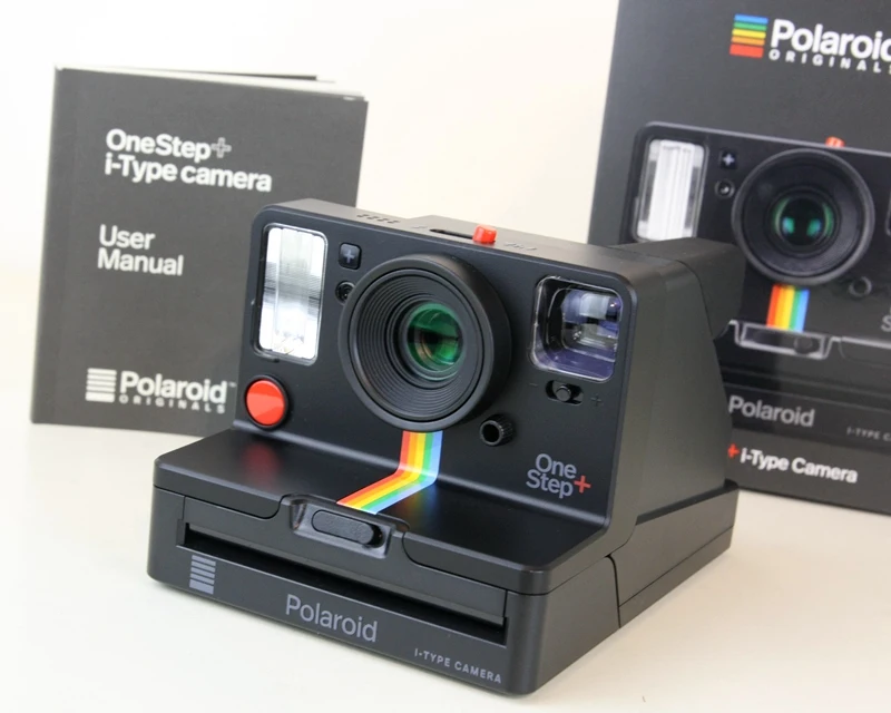 К телефону подключена камера Polaroid Originals Onestep+ White и Black rainbow с пленкой i-type 600 и Bluetooth