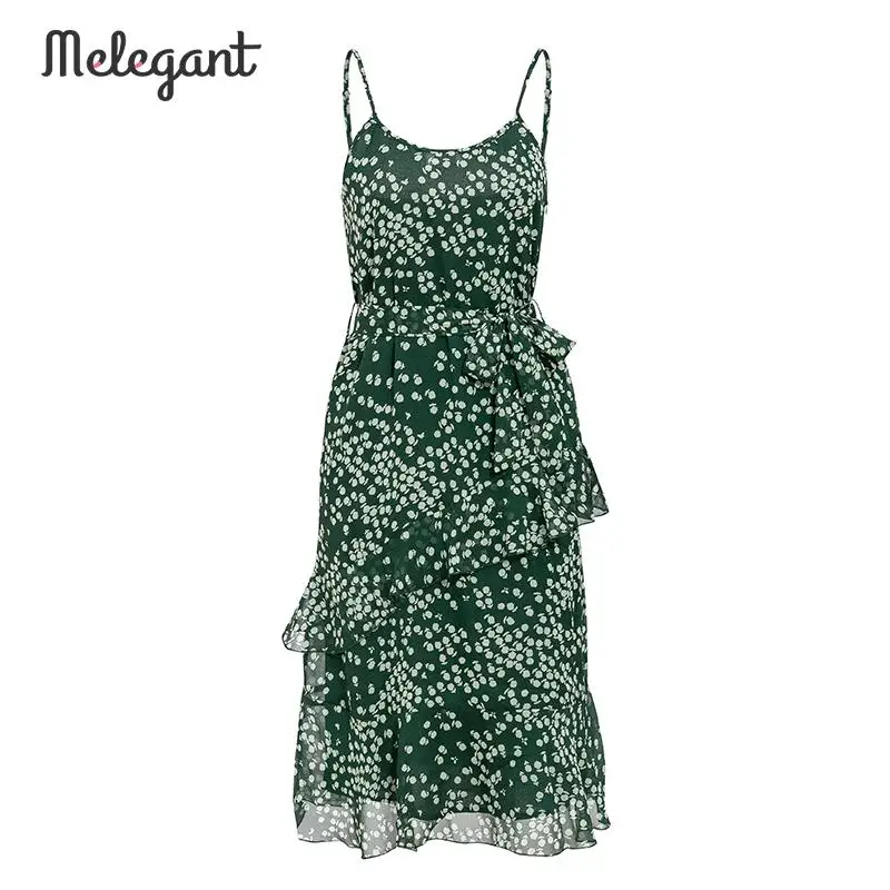 Женское пляжное платье на тонких бретелях mэлегантного кроя с оборками летнее