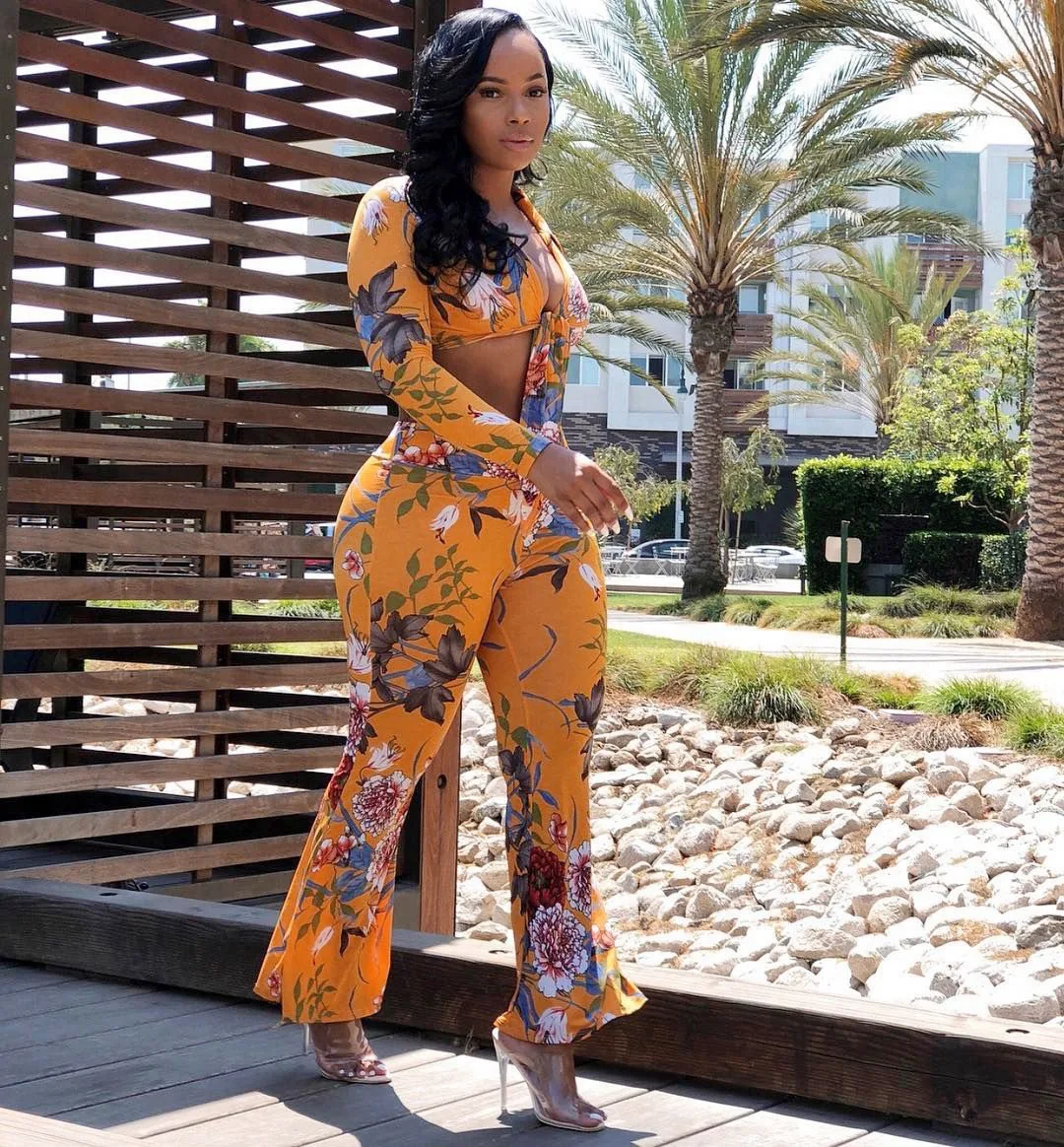 Укороченный топ с длинными рукавами и цветочным принтом завязками v-образным