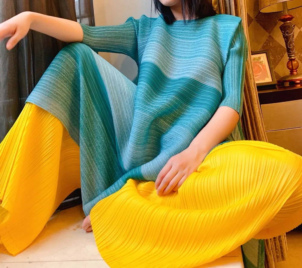 Miyake, платье в тонкую полоску, платье со складками, платье с короткими рукавами