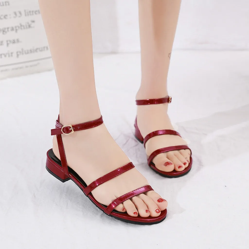 Выразительные стильные римские сандалии на низком каблуке с ремешком и пряжкой