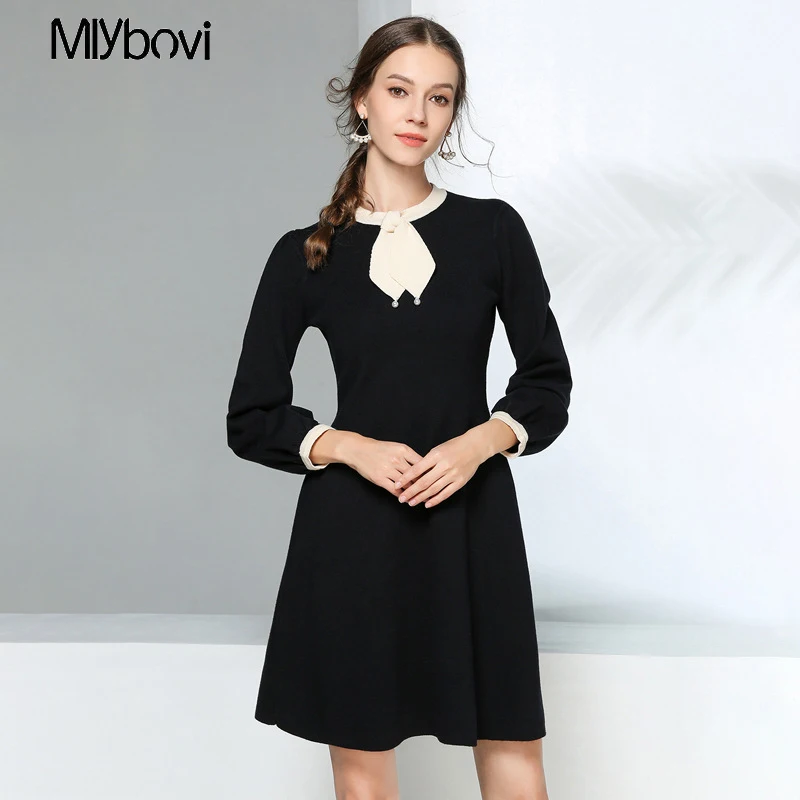 Женское трикотажное платье свитер chic черное/абрикосовое с круглым вырезом и
