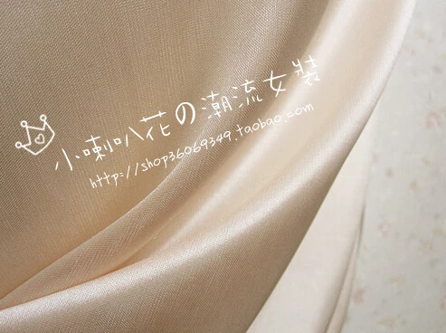 Женское черно-белое вискозное платье-комбинация на тонких бретелях средней