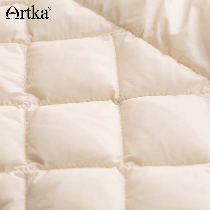 Женская куртка пуховик ARTKA белая стеганая на 90% утином пуху с вышивкой зима 2018