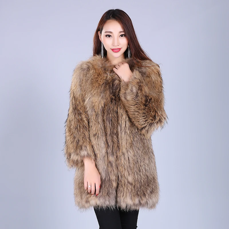 Женское вязаное меховое пальто средней длины из натурального меха енота на осень