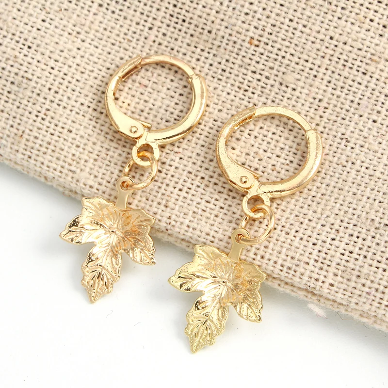 

GEOMEE 1Pair Maple Leaf Shape Pendientes Mujer Moda Fashion Hoop Earring for Women Gold Hoops Minimalist Jewelry Oorbellen