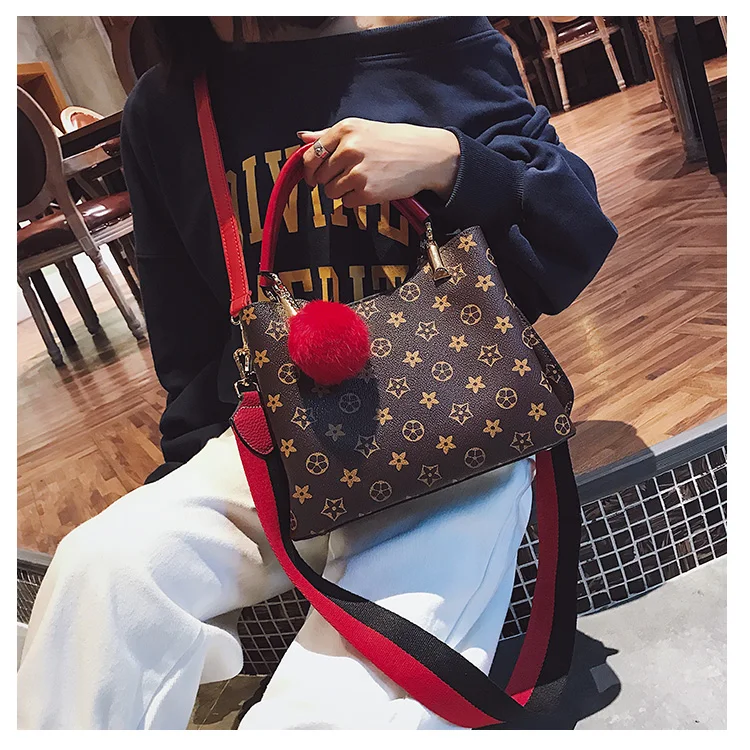 Wide shoulder strap bucket bag portable handbag 2019 new female Korean version of the autumn wild print Messenger |