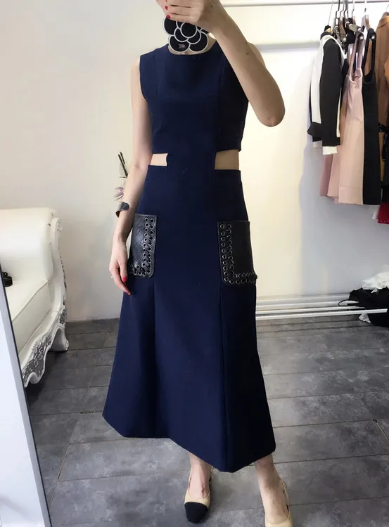 Женское платье с вырезами на талии без рукавов карманами белого и синего цвета