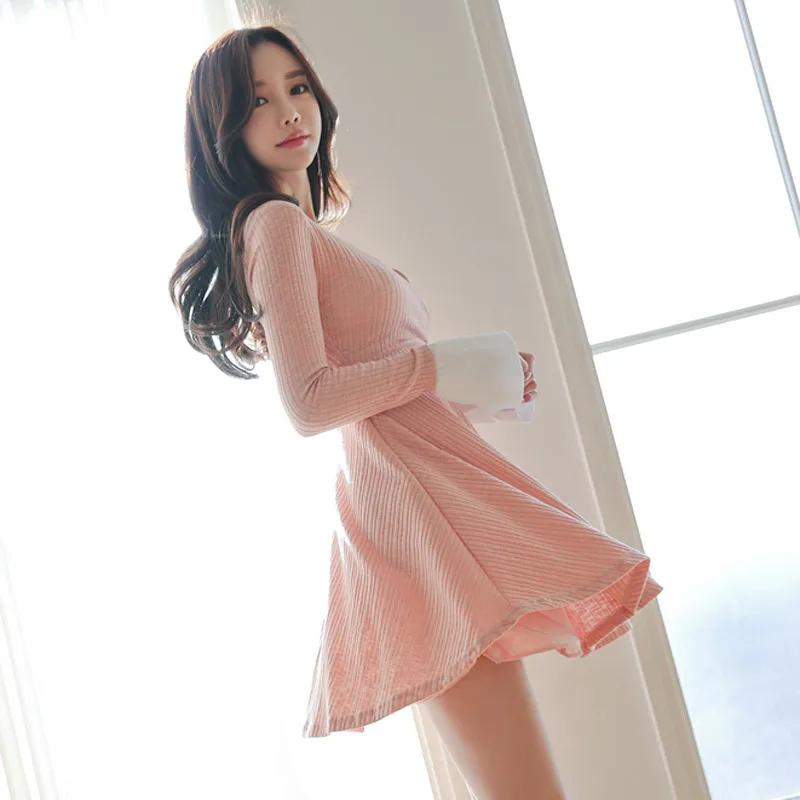 Женское однотонное платье трапециевидной формы розовое с длинным рукавом и v