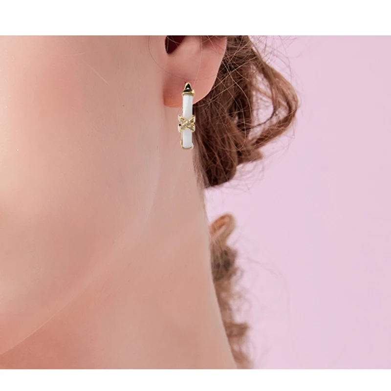 Серьги гвоздики с золотым крестом женские гладкие белые керамические украшения