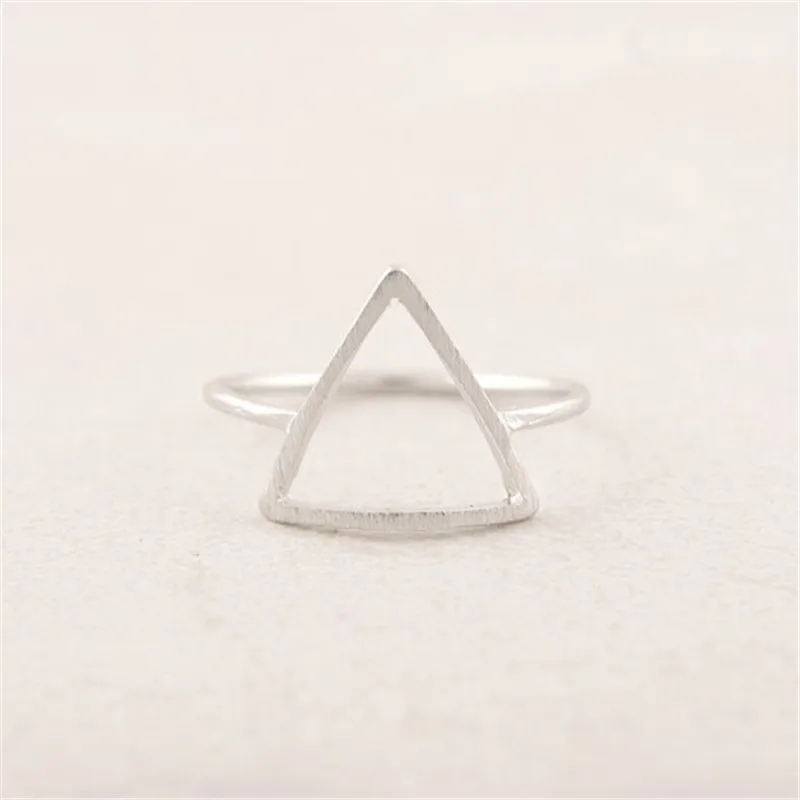 С модным треугольным выдалбливают графика кольца для женская сумочка через
