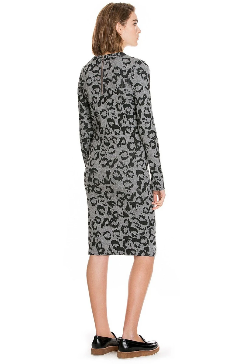 Женское платье-свитер из смесового хлопка с леопардовым принтом средней длины