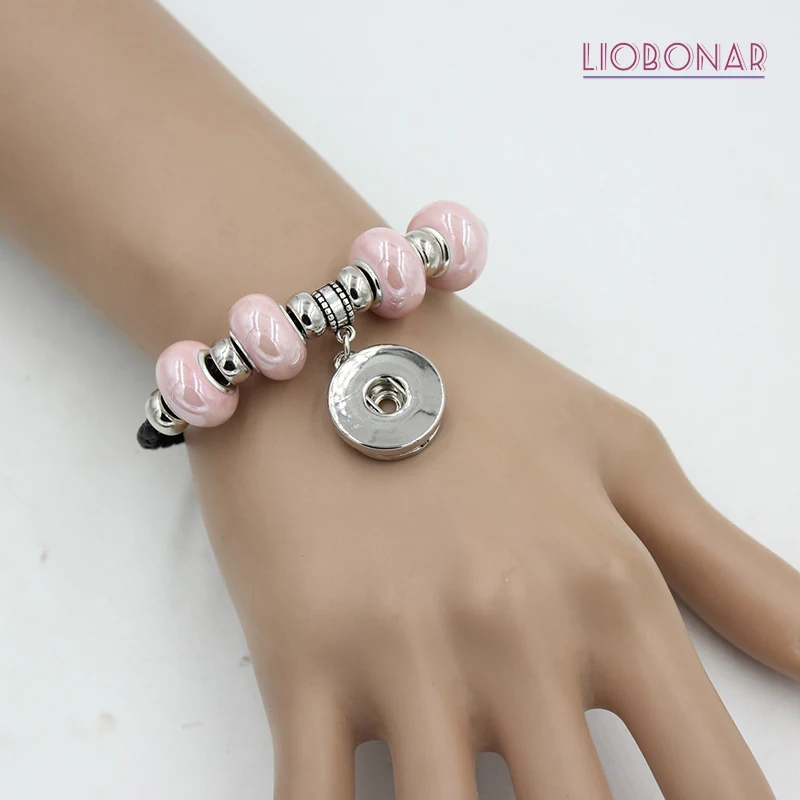 Женский кожаный браслет с керамическими бусинами черный кнопками для