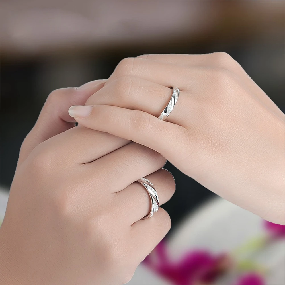 Можно обручальное кольцо серебряное. Парные кольца SEREBRO 925. Красивые кольца на руке. Женская рука с кольцом. Кольцо обручальное женское.