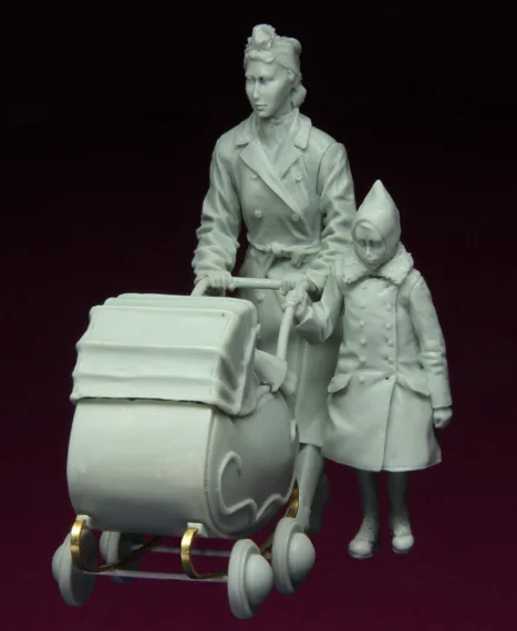 Модель 1/35 из смолы в виде фигурок рандевских людей с детской каретой несобранная