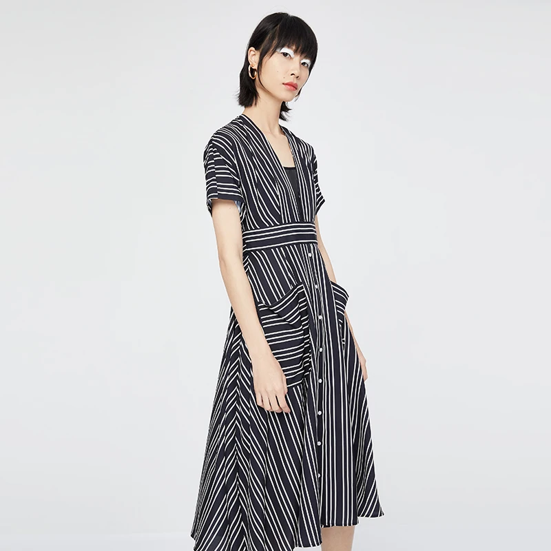 Женское платье в полоску с коротким рукавом и глубоким V-образным вырезом |