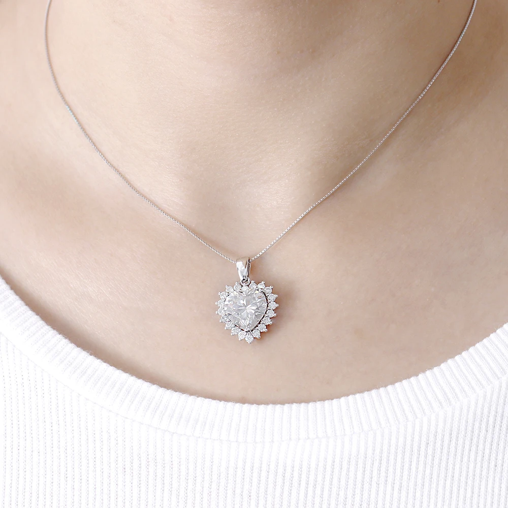 Transgems 14 к белого золота центр 5ct 11 мм F-G Цвет Прозрачное Сердце Cut Moissanite подвеска ореол цепочки и ожерелья с акцентами для женщин