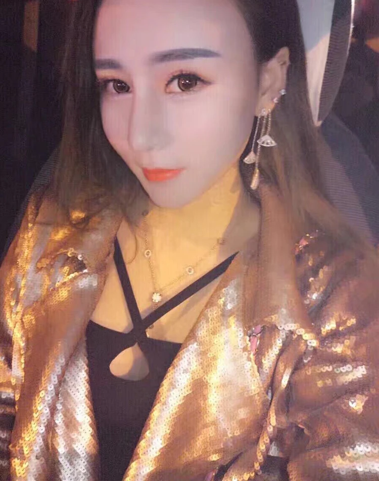 Золотистая длинная блестящая женская куртка с отложным воротником