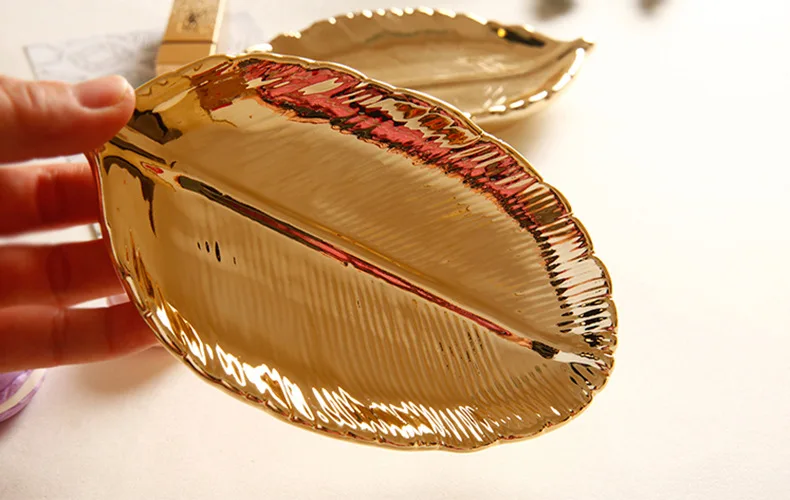 Качественная Косметическая позолоченная тарелка для хранения ювелирных изделий, керамическая прикроватная тумбочка, аксессуары для дома, держатель, креативный золотой лист