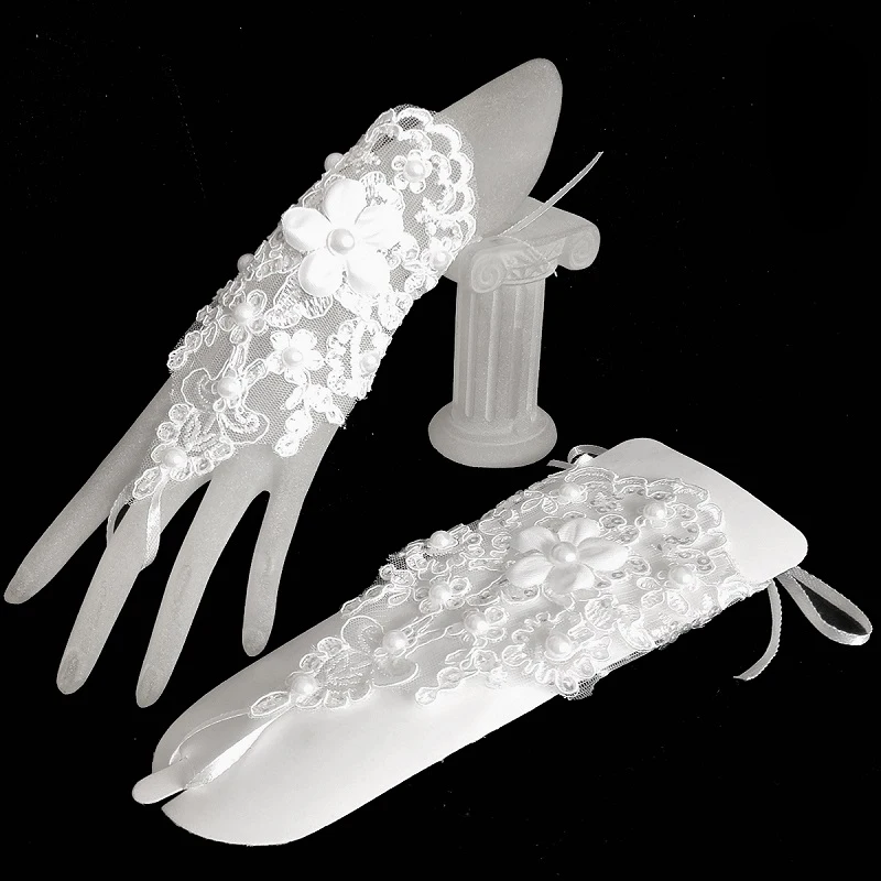 

Short Lace Bridal Gloves Wrist Length Fingerless Pearls Vintage White Weddings Bride Gloves For Womens Cheap Price Wholesale