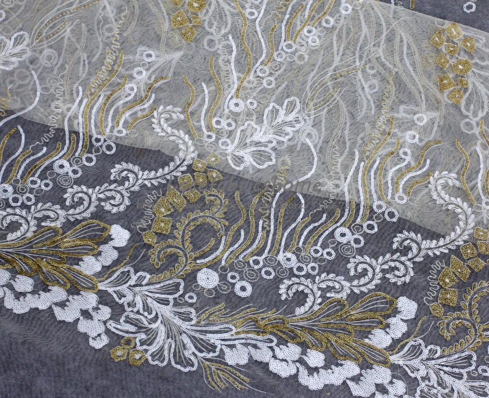 Смешанные белые и черные сверкающие блестки на белой сетке Вышитые свадебное