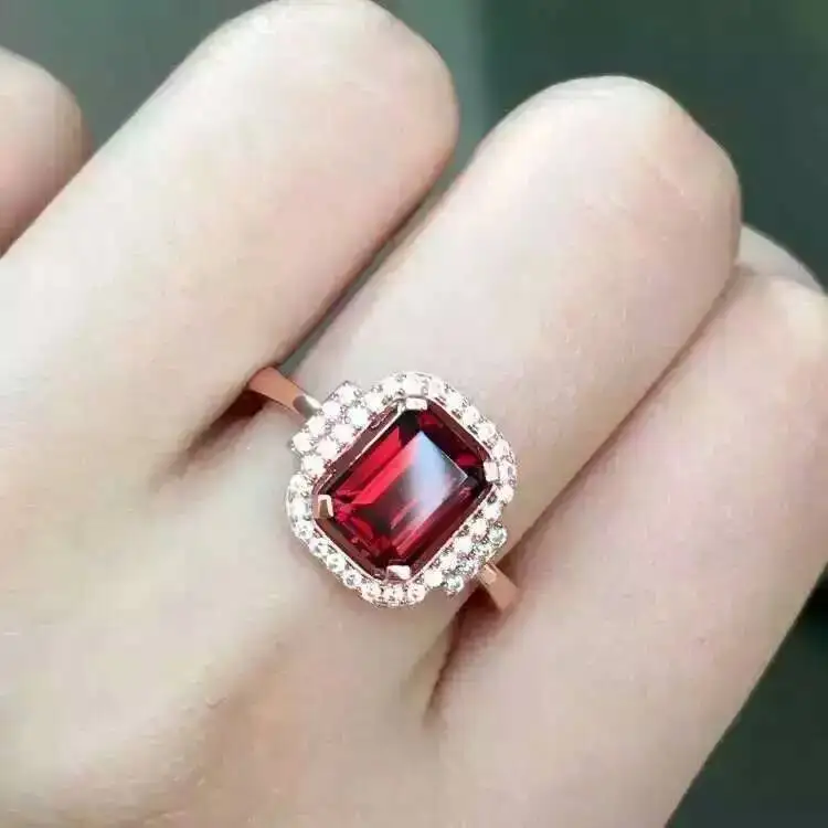 

Кольцо женское из серебра 925 пробы, с красным гранатом