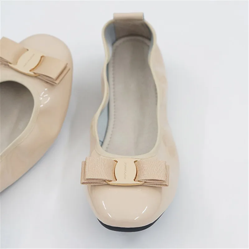 Дизайнерские женские лоферы из натуральной кожи; женские балетки на плоской подошве с металлическим бантом; женские весенние мокасины; Повседневные балетки; размер 43 - Цвет: Beige Patent T52