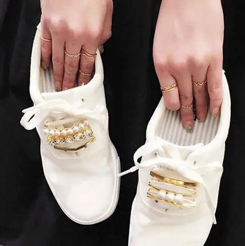 Модные металлические кроссовки различных стилей с украшением из кристаллов