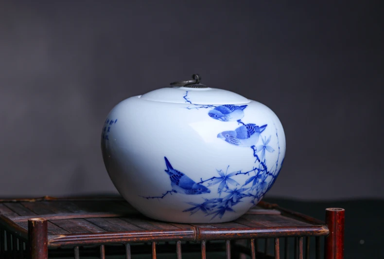 Changwuju в Цзиндэчжэнь тонкая чайная коробка ручная роспись Jinhongxia синий и белый чай каннистер, а также банка для хранения и ваза