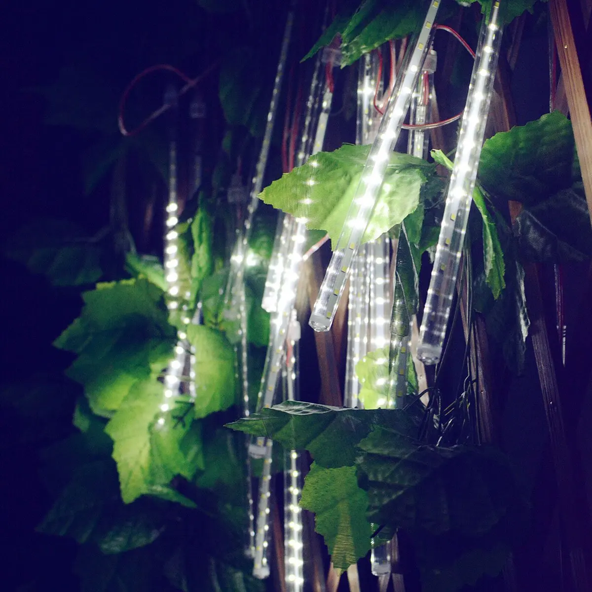 Solar Powered LED Outdoor Lights Meteor Shower Rain Lights Icicle Raindrop Snow Falling Lights Garden Holiday Wedding Decoration