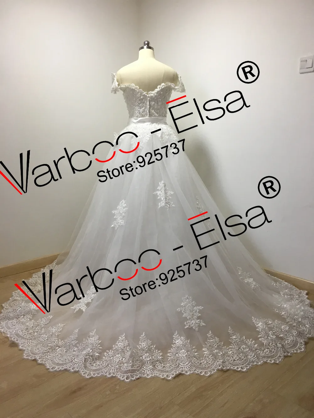 Свадебное платье с открытыми плечами коротким рукавом и аппликацией из жемчуга |