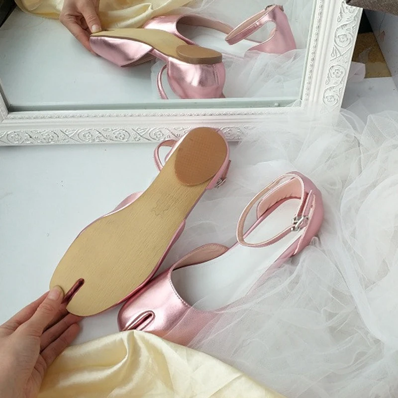 Новинка блестящие туфли с пряжкой и ремешком женские из натуральной кожи на