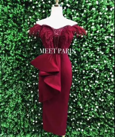 Женское облегающее платье с асимметричными оборками и отделкой из перьев