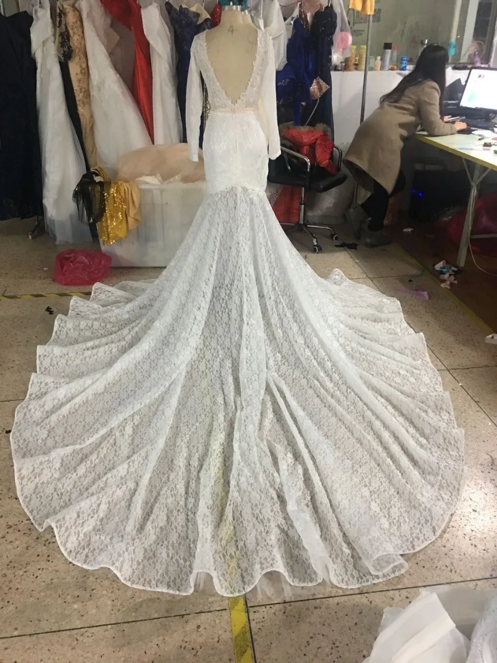 Реальные фотографии Sheer Кружева декольте Свадебные платья Часовня Поезд