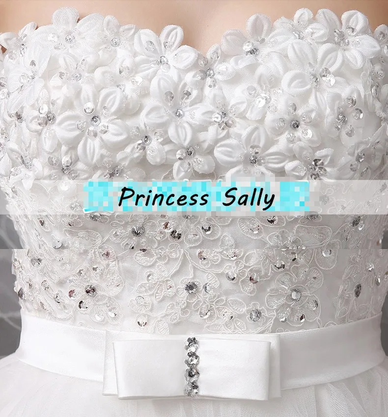 Короткое свадебное платье без бретелек белое с цветочным бисером и пышной юбкой