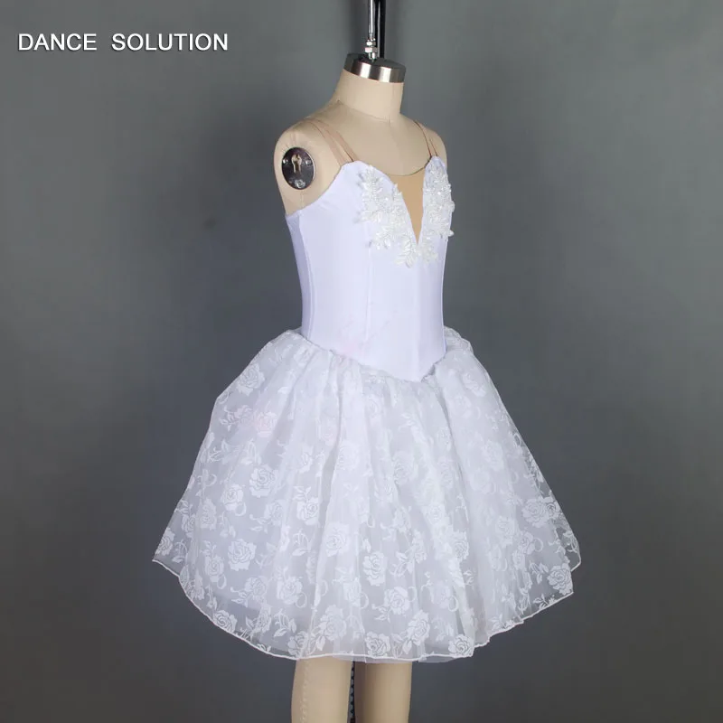 Белое гимнастическое трико из спандекса с аппликацией и длинной фатиновой юбкой