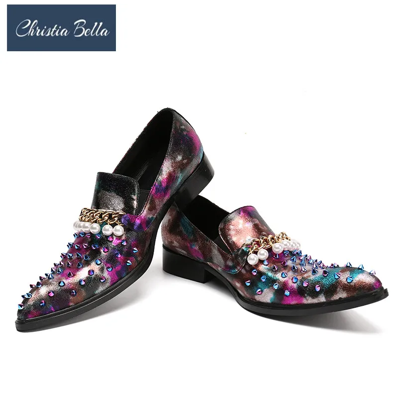 

Christia Bella; Ручная работа; Дымчатой расцветки обувь Stuts смешанные Шипы и жемчугом лоферы с цепью Для мужчин Свадебная вечеринка платье обувь на плоской подошве