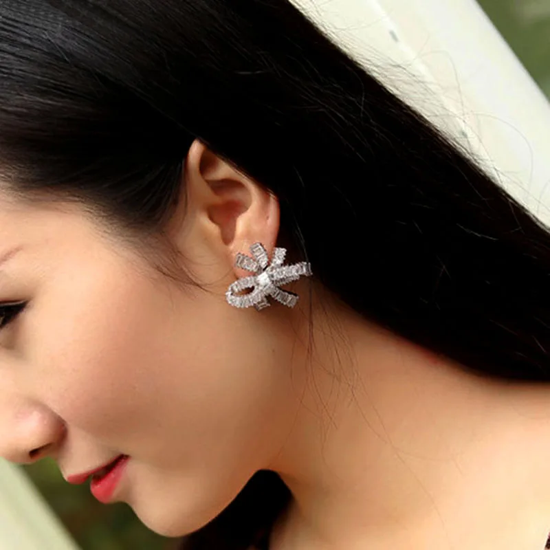 Роскошные серьги-гвоздики белого и золотого цвета с большим бантом для женщин