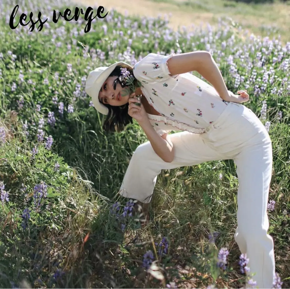 Женская блузка с оборками и v образным вырезом lessverge белая Повседневная Блузка