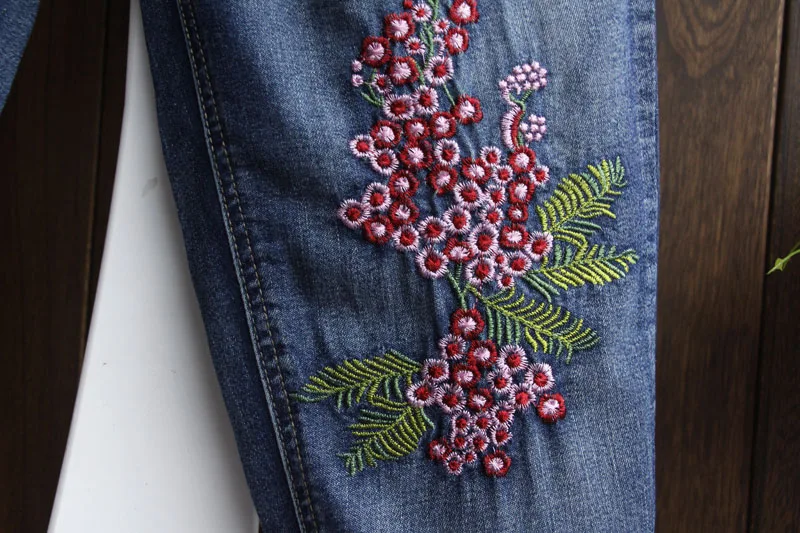 Цветочной вышивкой джинсы для женщин в стиле ретро Стиль женские весенние туфли