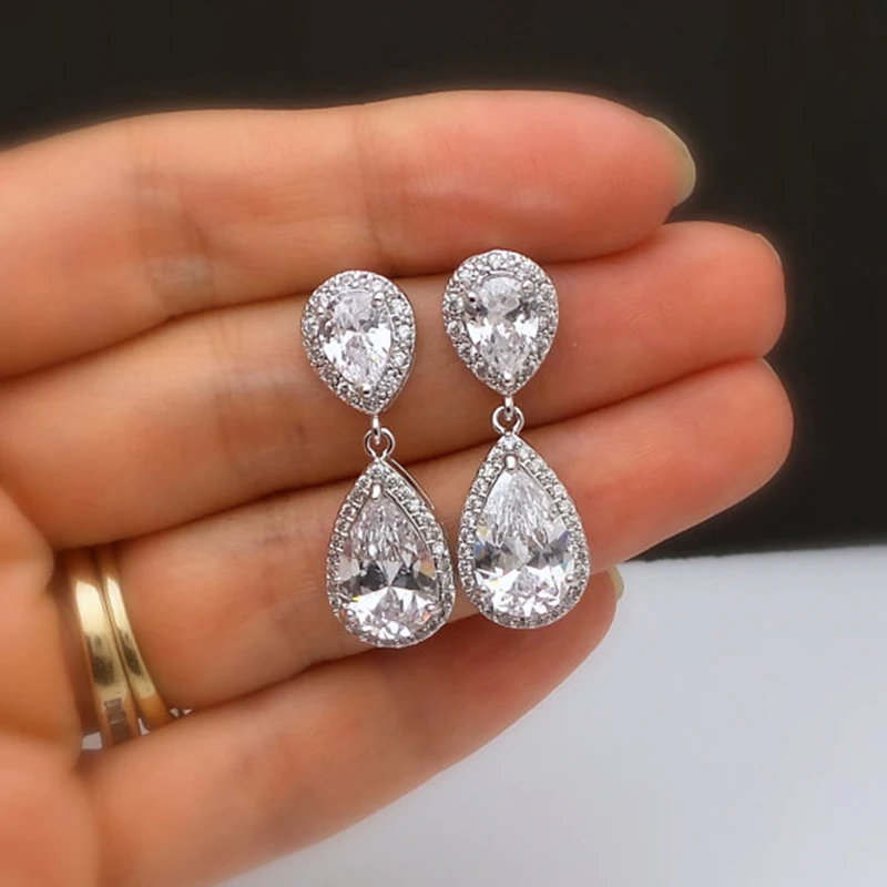 Роскошные серьги с белыми фианитами в стиле принцессы очаровательные