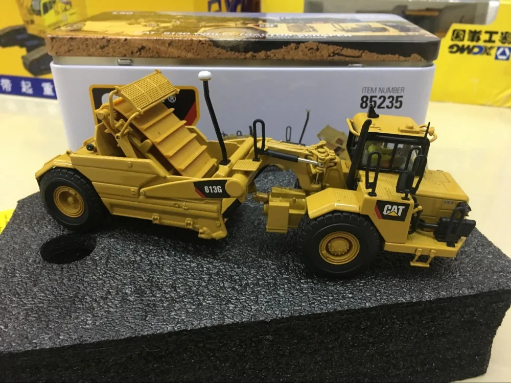 Скребок для колес CATERPILLAR CAT 613G с оператором 1/50 бренд DIECAST MASTERS DM85235 |