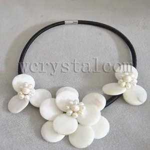 Красивое ожерелье с белым жемчугом и цветком кожаное круглое плоское модные