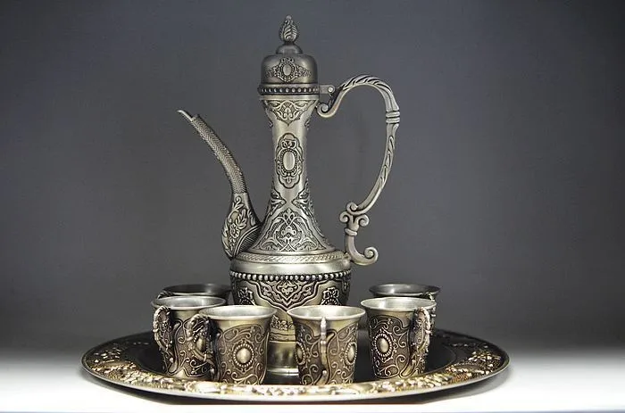 

Китайский старинный позолоченный серебряный чайник и чашка и поднос.