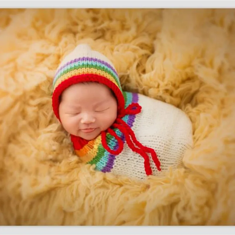 Новорожденный спящий позирующий погремушка студийный размер и подушка с