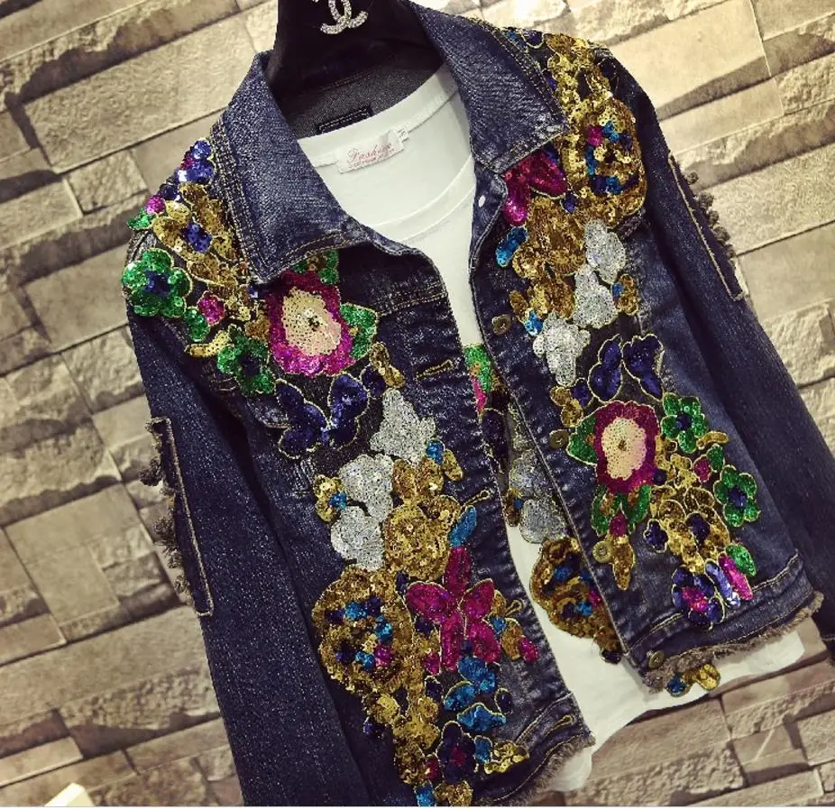 Женская джинсовая куртка с блестками синяя приталенная из денима цветочным