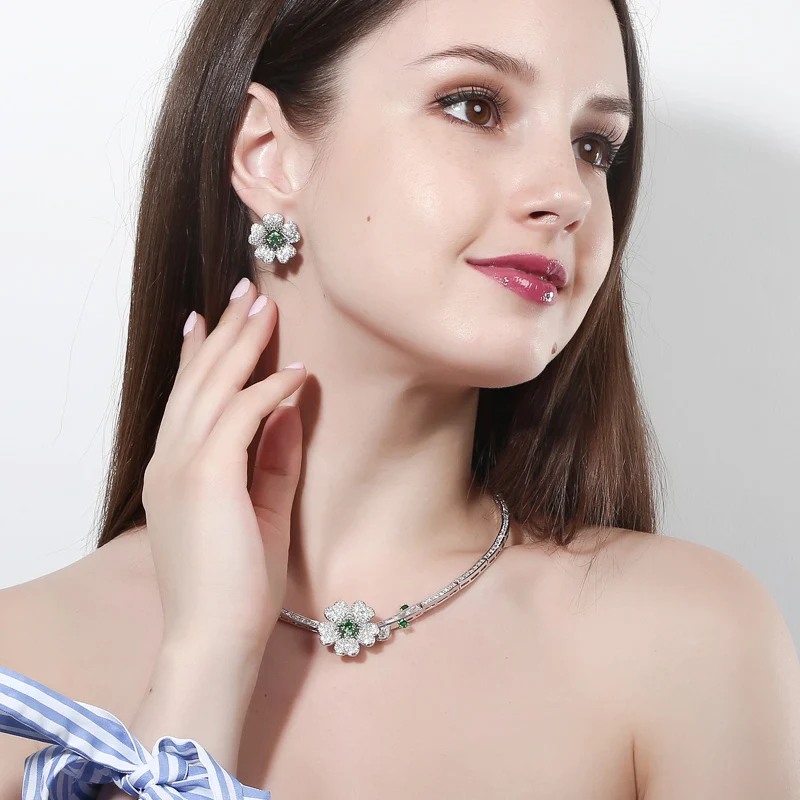 Серьги ThreeGraces с зеленым кубическим цирконием серьги большим цветком ожерелье