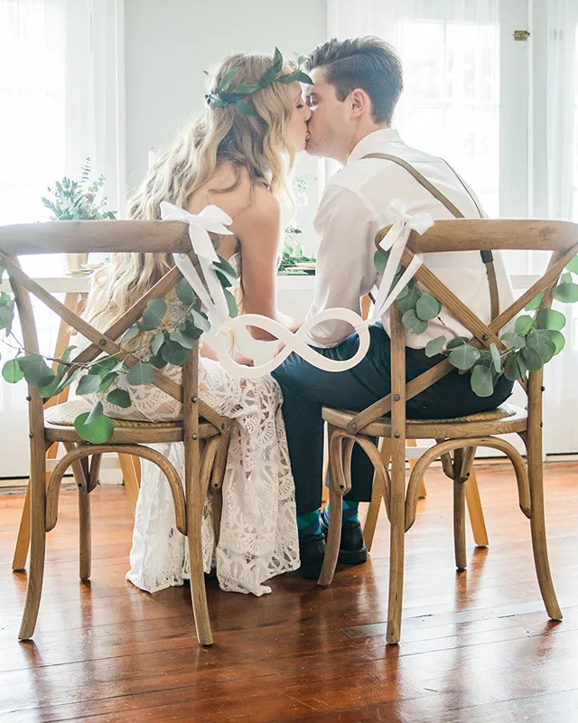 Свадебный знак знака бесконечности для стульев невесты и жениха подвесной между