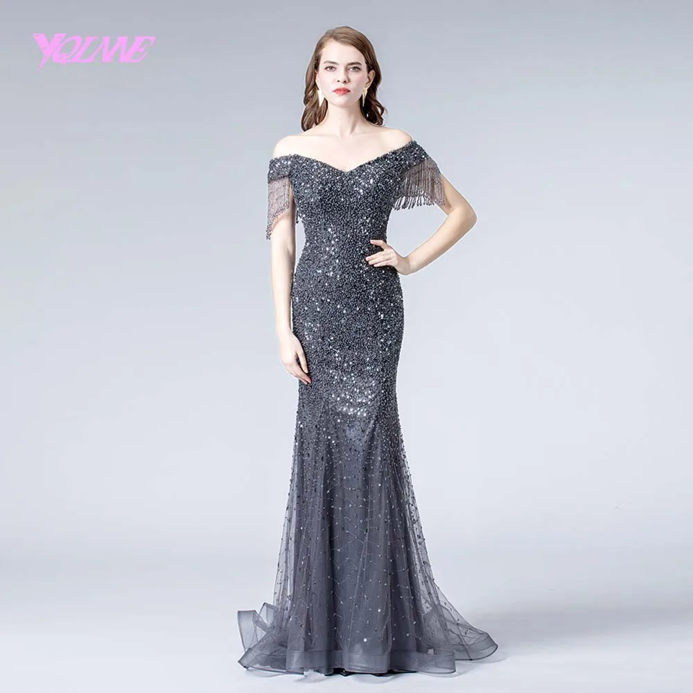 Вечернее платье с открытыми плечами серое официальное вечернее бусинами и